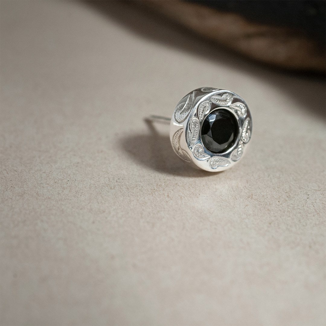 Maxi ラウンド・ストーンピアス(ブラック)